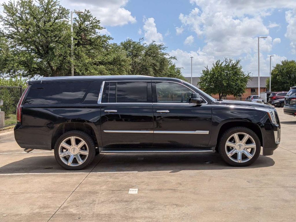 Luxury_limousine_for_airport_departure_exclades